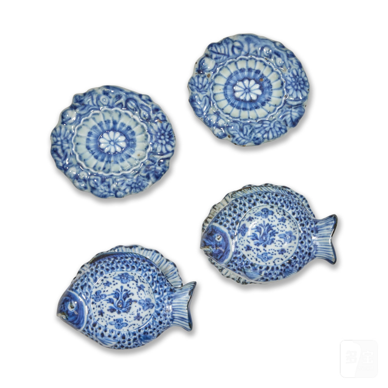 清康熙及乾隆 青花魚形鹽盤一對及花卉紋鹽盤一對 | A PAIR OF BLUE AND WHITE 'FISH' SALTS AND A PAIR OF 'FLORAL' SALTS - 图2